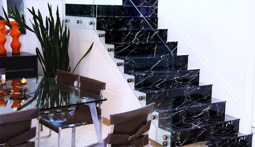 Đá Đen Tia Chớp, Cầu thang bộ